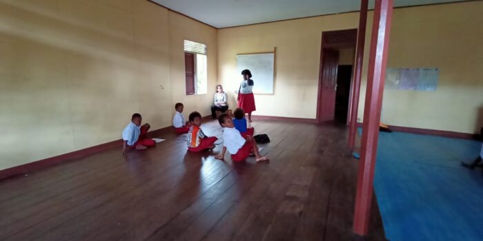 Siswa SDN Kokonao terpaksa duduk di lantai