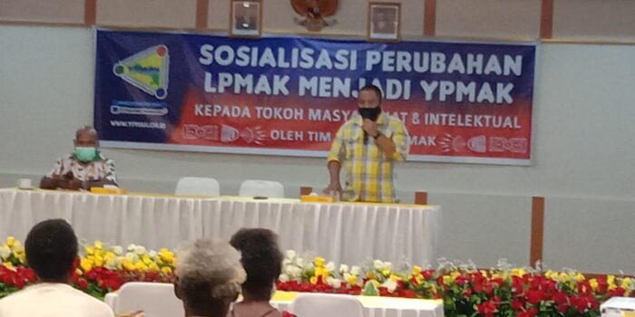 Anggota Divisi Humas Tobias Maturbongs sebagai moderator dalam sosialisasi