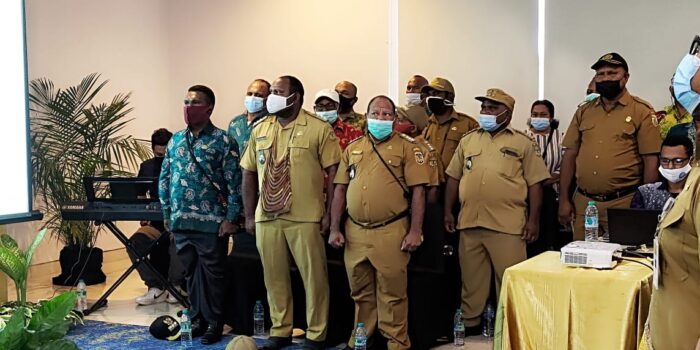 Hadirin Berdiri Menyanyikan Lagu Indonesia Raya