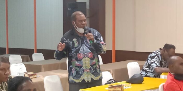 Pendiri YPMAK Siprianus Operawiri juga memberikan masukan untuk perubahan YPMAK kedepan.