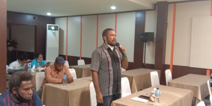 Pengawas YPMAKYohanes Mamiri meyakinkan warga dan tokoh Kamoro bahwa perubahan YPMAK dengan programnya
