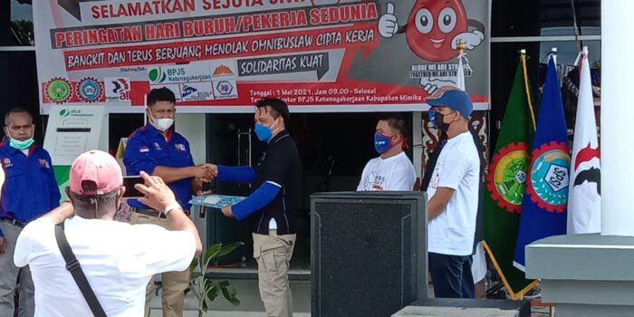 Penyerahan perpanjangan kepengurusan PUK Internasional SOS PT Alas Emas Abadi yang diterima ketua PUK Internasional SOS