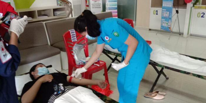 Petugas dari RSMM saat donor darah di kantor BPJS Tenaga Kerja