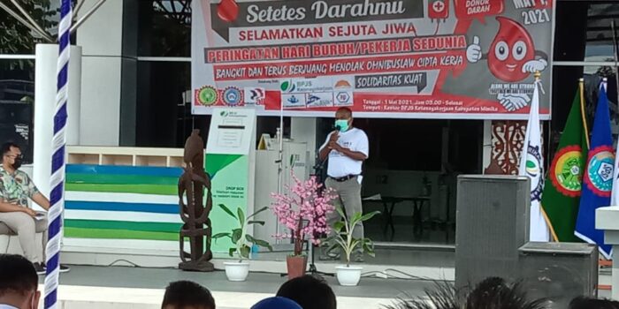ketua Panitia Elieser sedang menyampaikan laporan