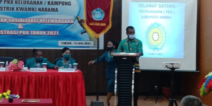 Doa disampaikan oleh salah Pegawai di Distrik Kwamki Narama