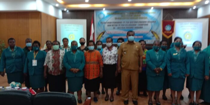 Foto bersama Kadistrik Ketua PKK Kabupaten Ketua PKK Distrik dan pengurus PKK Distrik Kwamki Narama