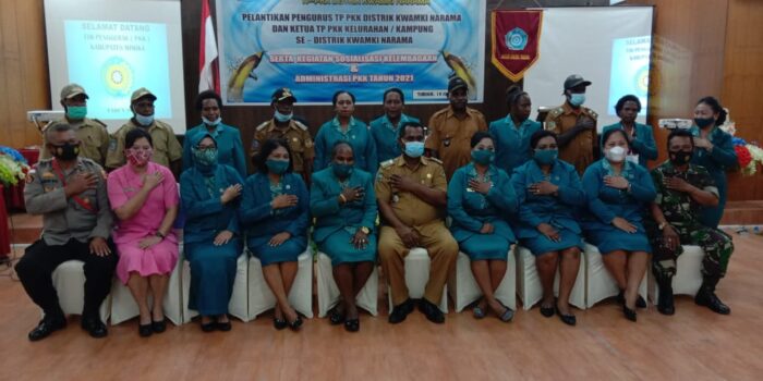 Foto bersama dengan pengurus PKK Distrik Kwamki Narama