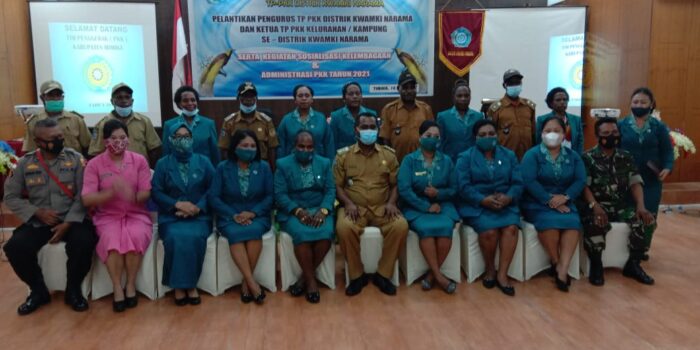 Foto bersama dengan pengurus PKK kampung dan kelurahan