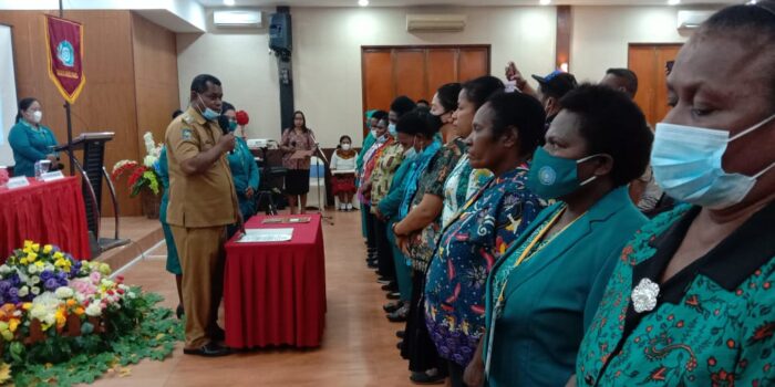 Kadistrik Kwamki Narama Hence Suebu SE MSi didampingi Ibu Ketua PKK Kabupaten Mimika Kalina Beanal melantik Pengurus PKK Distrik Kwamki Narama