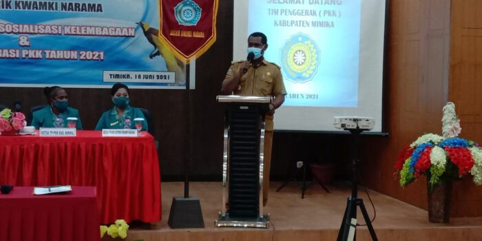 Kadistrik Kwamki Narama Hence Suebu menyampaikan sambutan