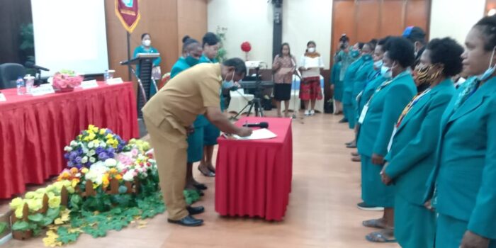 Kadistrik Kwamki Narama menandatangi berita acara pelantikan
