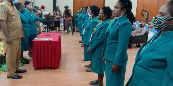 Ketua PKK Distrik Kwamki Narama Ny Ribka Suebu melantik pengurus PKK Kampung dan Kelurahan di Wilayah Distriik Kwamki Narama
