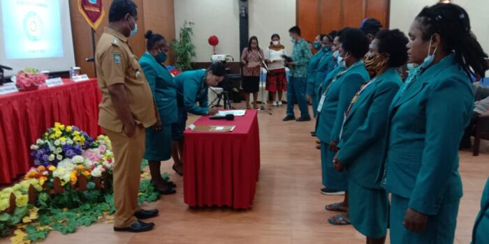 Ny Ribka Suebu menandatangi berita acara pelantikan