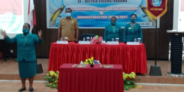 Para peserta menyanyikan Lagu Indonesia Raya