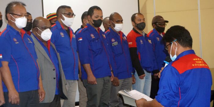 13Peserta sedang mengikuti Pembacaan Panca Prasetya oleh Pipinan cabang