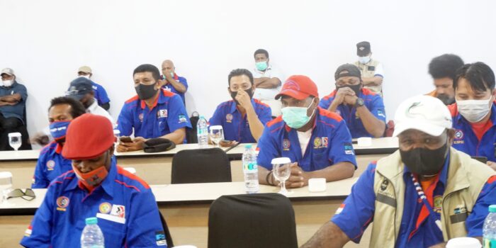 Peserta mendengarkan SK dari Pimpinan sidan