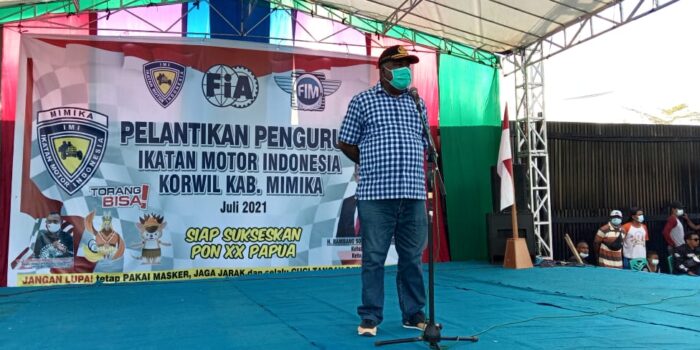 Asisten I Bidang Pemerintahan dan Kesejahteraan Yulianus Sasarari menyampaikan sambutan pemkab Mimika