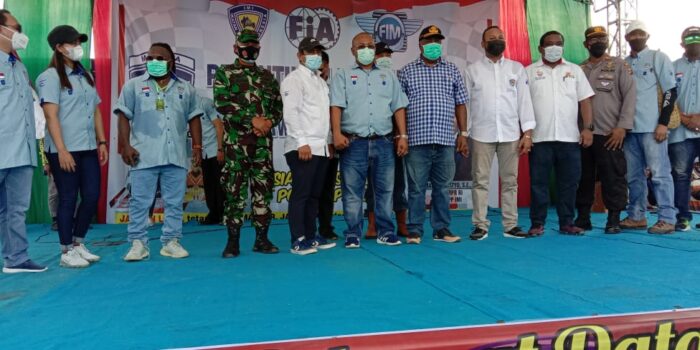 Foto bersama IMI Papua pengurus IMI Mimika Asisten Bidang Pemerintahan dan Kesejahteraaan Sekretaris KONI Mimika.
