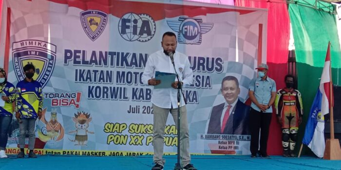 Kabid Roda Dua IMI Papua Noy Ayomi membacakan SK IMI Papua mengenai kepengurusan IMI Mimika