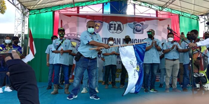 Ketua IMI Mimika Drs Tansil Ashari menerima dan melambaikan petaka IMI