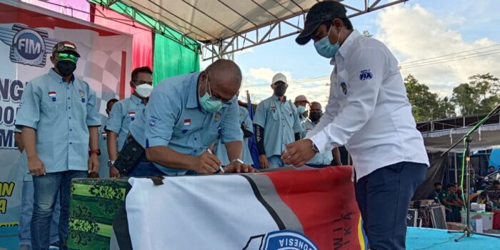 Ketua IMIimika Tansil Ashari dan Sekretaris IMI Papua Andi Edi Djafar menandatangani berita acara pelantikan.