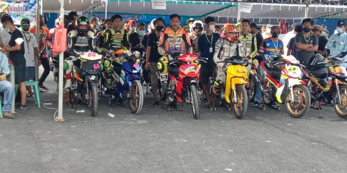 Ramaikan pelantikan pembalap pembalap mimika unjuk kebolehan mereka di sirkuit Jasti Putra.