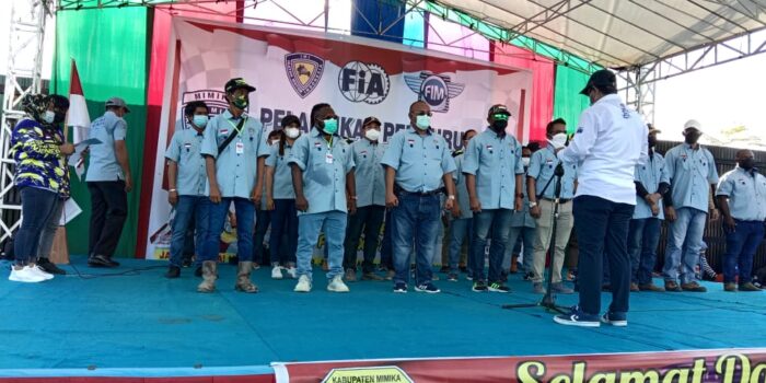Sekretaris IMI Papua Andi Edi Djafar memimpin danmembaca naskah pelantikan Pengurus IMI Mimika