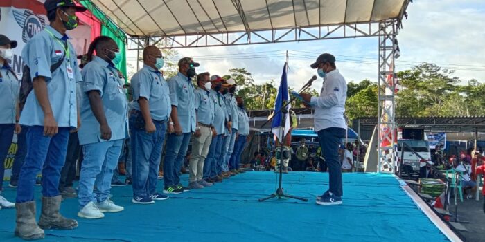 Sekretaris IMI Papua Andi Edi Djafar mengambil sumpah dan melantik pengurus IMI Mimika.