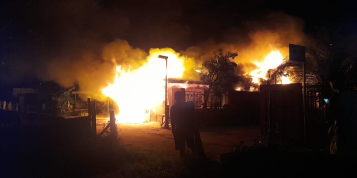 hanya bisa pasrah melihat rumahnya terbakar