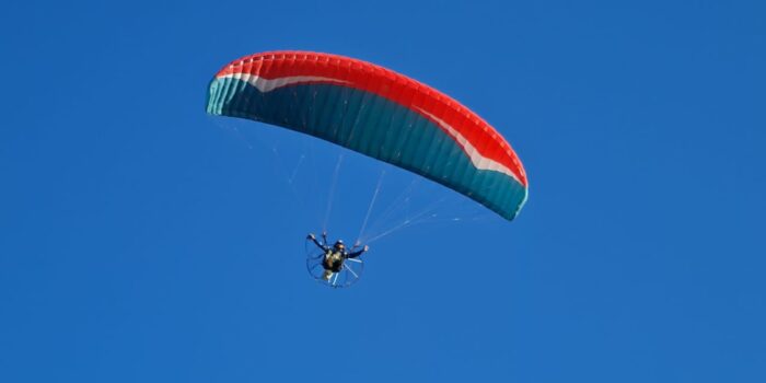 Atlit paramotor sedang melakukan aksinya