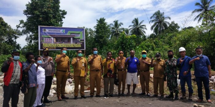 Foto bersama Perangkat Distrik Perangkat Puskesmas Tokoh Masyarakat Tokoh Agama Kontraktor dan Pemerintah Daerah Mimika