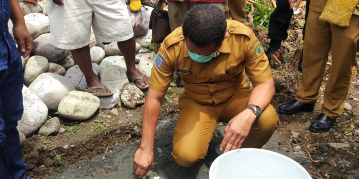 Peletakan batu oleh Kadis Kesehatan Mimika