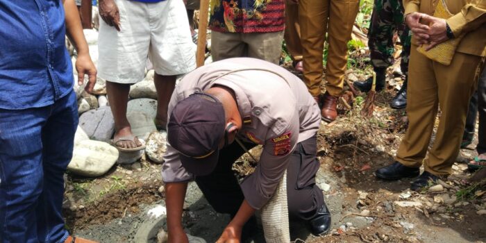 Peletakan batu oleh Kapolsek Kwamki Narama