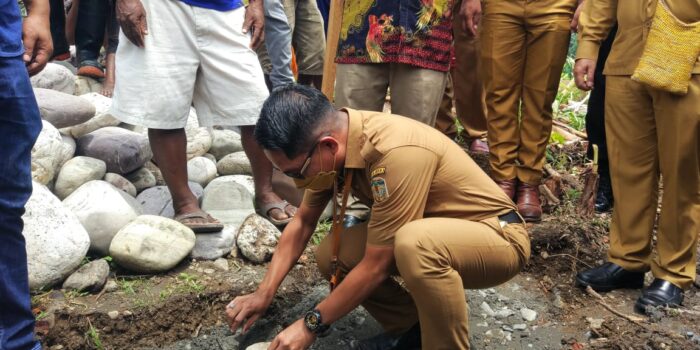 Peletakan batu oleh Kapus Kwamki Narama