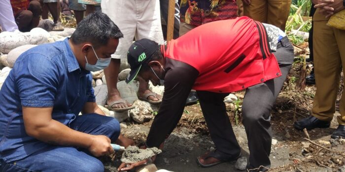 Peletakan batu oleh Tokoh Pemuda Kwamki Narama