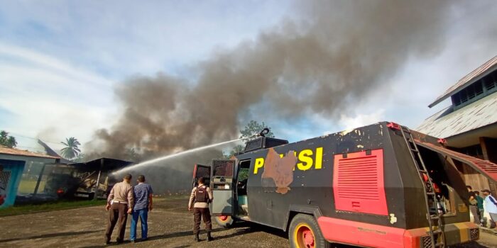 Polisi sedang memadamkan api