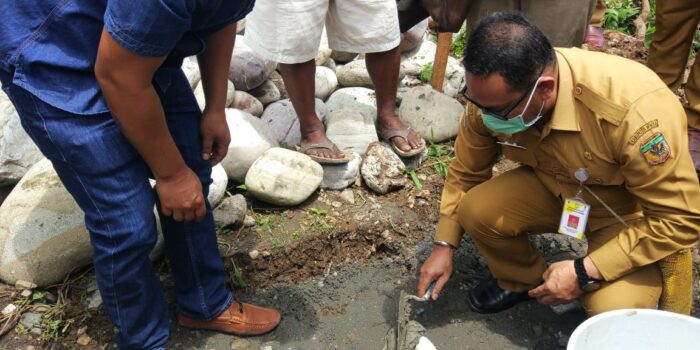 Prosesi peletakan batu pertama oleh Sekda Mimika