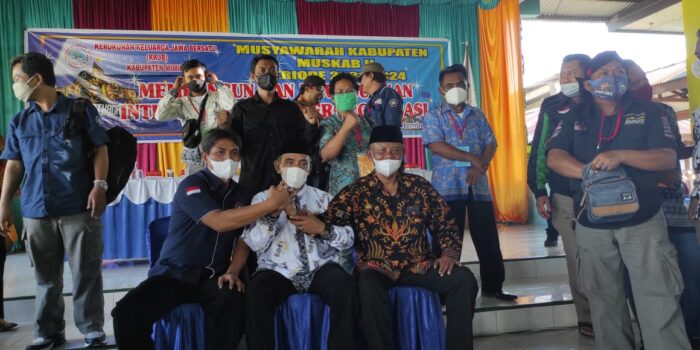 Ketua terpilih, H. Syaikuri (kiri), Ketua Panitia Muskab, H. Bahroni (tengah) dan H. Imam Parjono (kanan) saat melakukan salam komando.