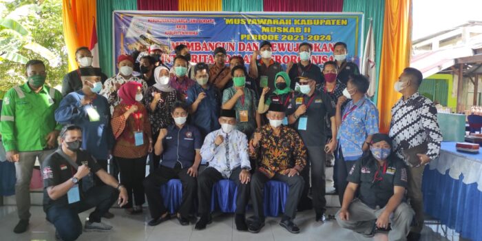 Warga Jawa dari berbagai paguyuban, cabang dan komunitas yang berada dibawah KKJB berpose bersama dengan Ketua Terpilih, Ketua Panitia dan H. Imam Parjono