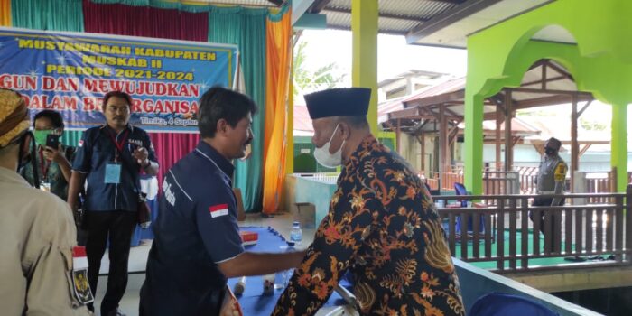 Ketua KKJB terpilih, H. Syaikuri tampak berbincang akrab dan kompak dengan H. Imam Parjono.