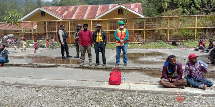 Kepala Kampung Banti II Demi Natkime berbaju merah hadir dalam sosialisasi sekaligus menyampaikan sambutan mewakili kepala distrik