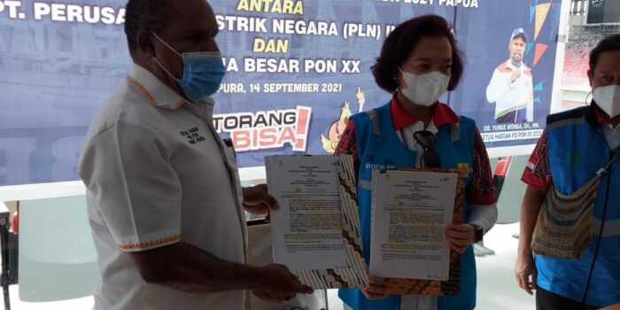 Penyerahan bantuan secara simbolik oleh PT. PLN