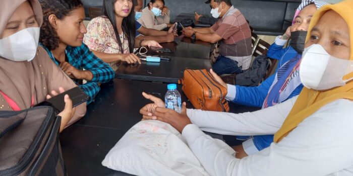 Silaturahmi Danyon Brimob Merauke AKP Clief Gerald dengan wartawan merauke