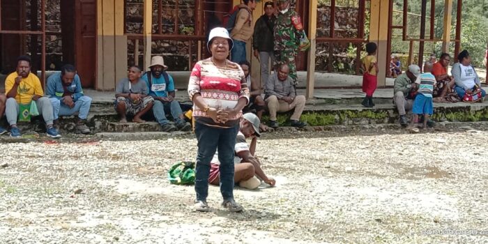 Tokoh Perampuan Martina Natkime saat menyampaikan usulan kepada Tim YPMAK