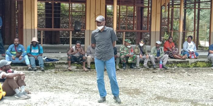 Tokoh masyarakat Banti Tomy Jangkup saat menyampaikan usulan