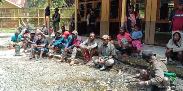 Tokoh tokoh dan orangtua ketiga kampung yang hadir dalam kegiatan sosialisasi program kampungnYPMAK