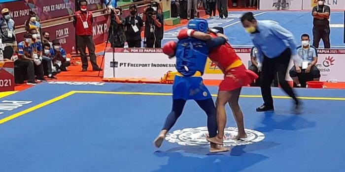Dua atlet sedang beradu kekuatan