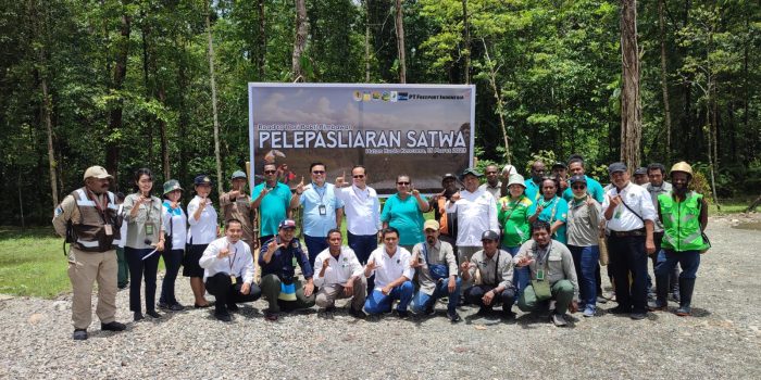 Berfoto bersama usai pelepasliaran satwa 1