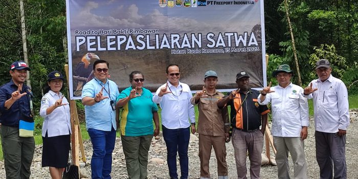 Berfoto bersama usai penandatanganan berita acara