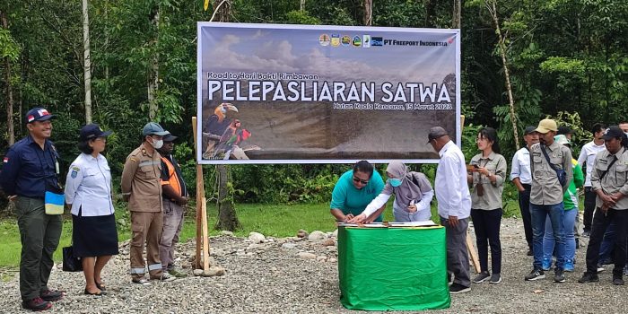Penandatanganan berita acara oleh Kepala Cabang Dinas Kehutanan Kabupaten Mimika Mariana